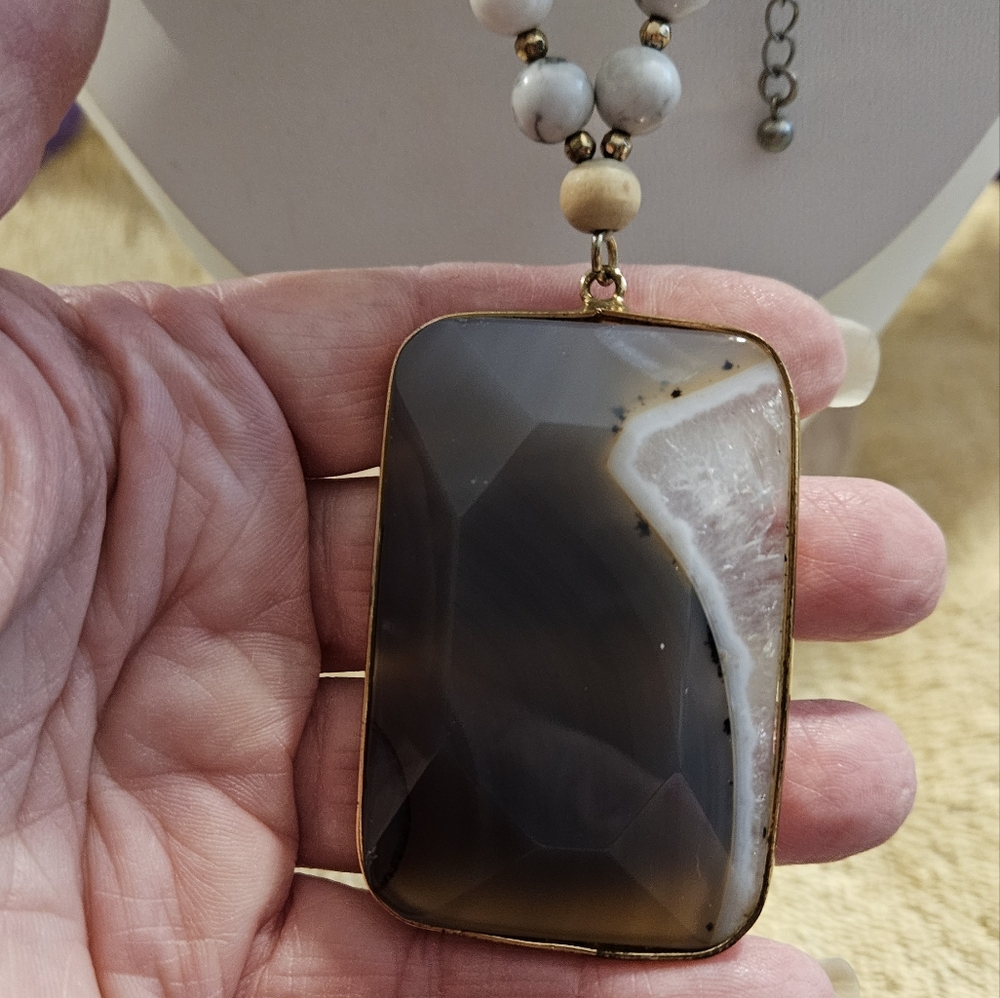 Beautiful Gray and white Agate gold tone framed Necklace with beads - Picture 12 of 17